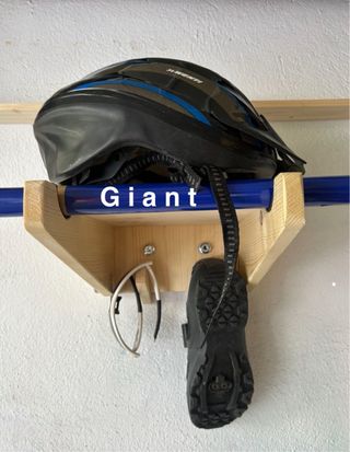 Soporte pared bici + casco y zapatillas