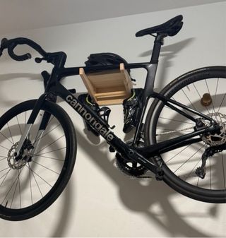 Soporte pared bici + casco y zapatillas