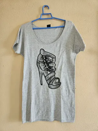 Camiseta larga gris con estampado de tacón