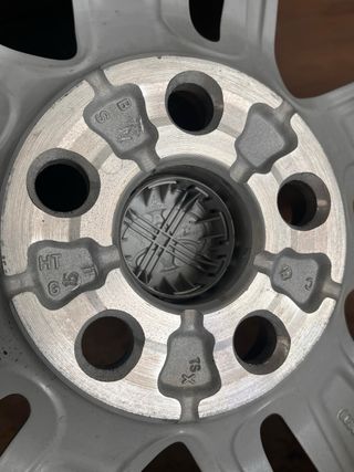 Llantas para Yaris con gomas continental. SIN USO