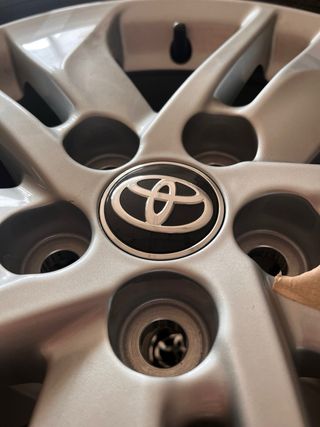 Llantas para Yaris con gomas continental. SIN USO