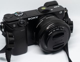 Sony Alpha A6000 + 2 objetivos y extras