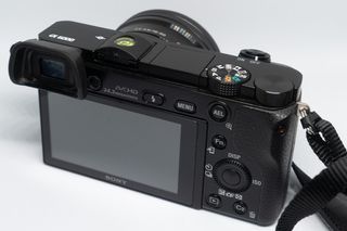 Sony Alpha A6000 + 2 objetivos y extras