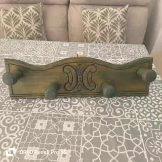Perchero de madera decorado