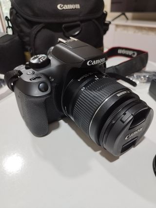 Cámara Canon EOS 1300d + 2 fundas