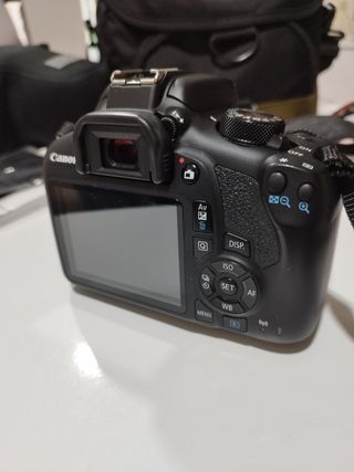 Cámara Canon EOS 1300d + 2 fundas