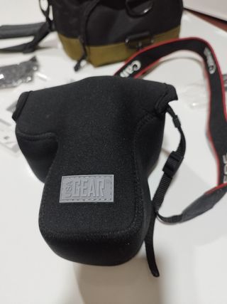 Cámara Canon EOS 1300d + 2 fundas