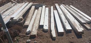 Palos de madera rústica