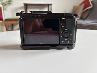 Cámara Sony ZV-E10 y jaula Smallrig.