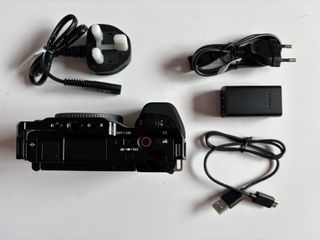 Cámara Sony ZV-E10 y jaula Smallrig.