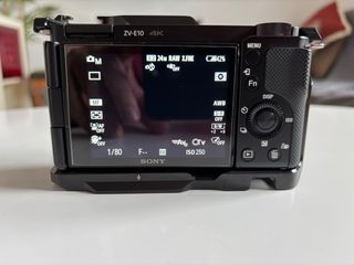 Cámara Sony ZV-E10 y jaula Smallrig.