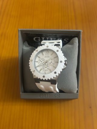 Reloj Guess Blanco y Plateado