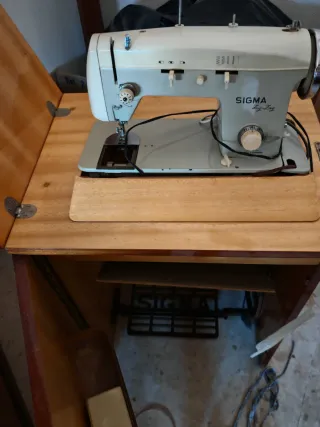 Máquina de coser Sigma con mesa
