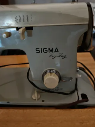 Máquina de coser Sigma con mesa