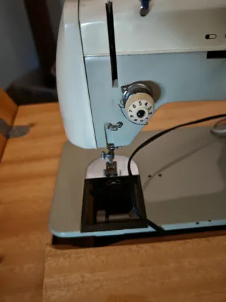 Máquina de coser Sigma con mesa