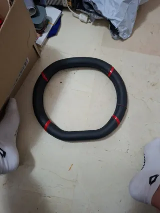 Funda de volante negra con detalles rojos