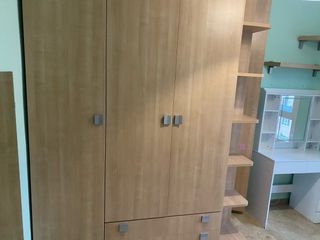 Armario de madera color beige/marrón dormitorio
