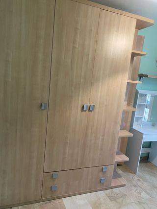 Armario de madera color beige/marrón dormitorio