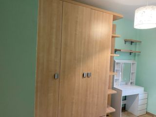Armario de madera color beige/marrón dormitorio