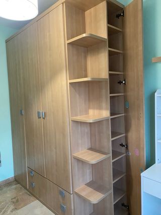 Armario de madera color beige/marrón dormitorio
