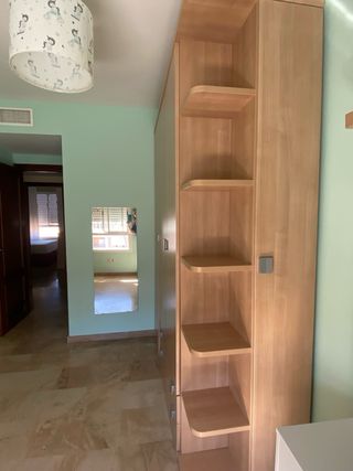 Armario de madera color beige/marrón dormitorio