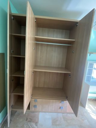 Armario de madera color beige/marrón dormitorio