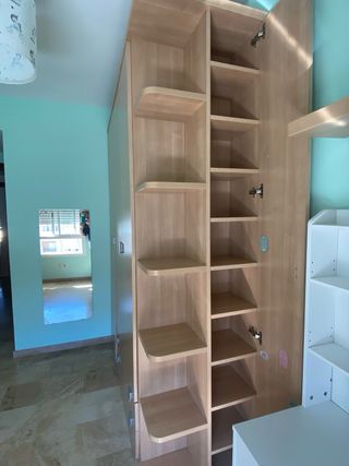 Armario de madera color beige/marrón dormitorio