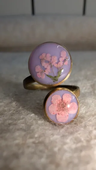 Anillo ajustable lila con flores rosas