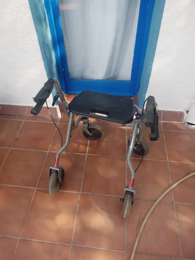 Deambulatore pieghevole con sedile