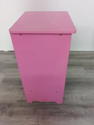 Armario de madera para muñecas.
