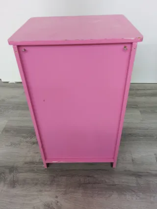 Armario de madera para muñecas.