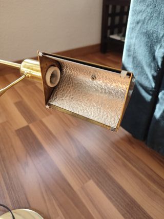 Lámpara de mesa dorada metal,