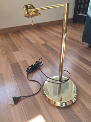Lámpara de mesa dorada metal,