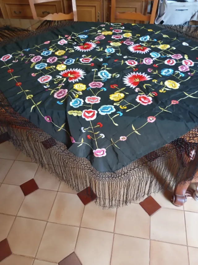 Mantón de Manila Bordado Negro Multicolor