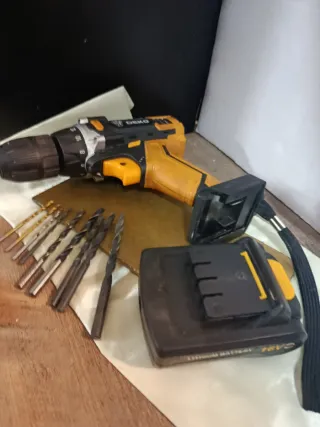 Taladro DEKO 16V perdi el cargador, buen estado