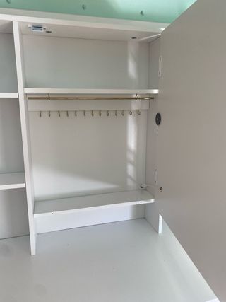 Tocador blanco con espejo, luz y cajones