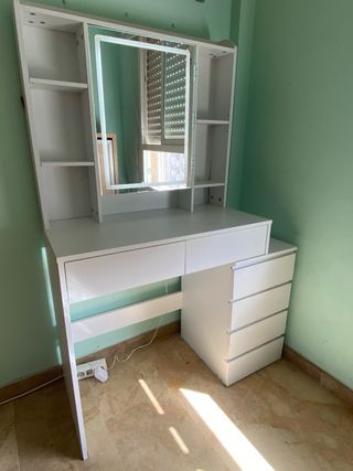 Tocador blanco con espejo, luz y cajones
