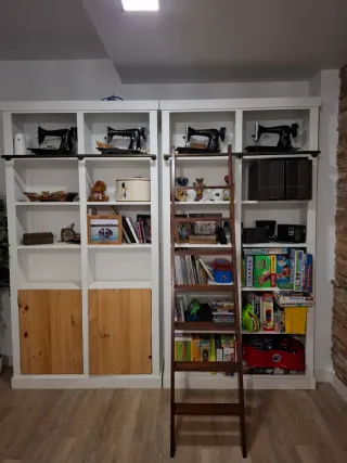 Libreria in legno bianco