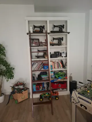 Libreria in legno bianco