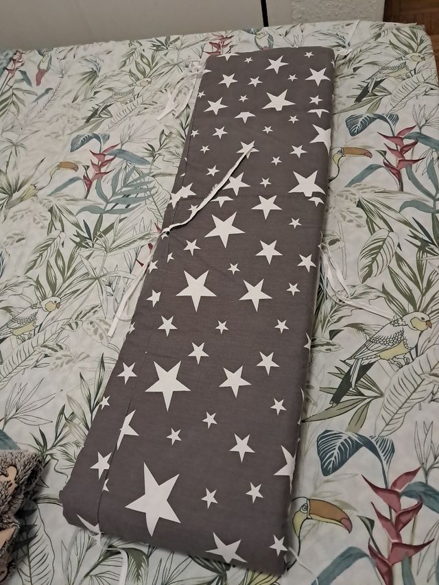Protector de cuna estrellas gris