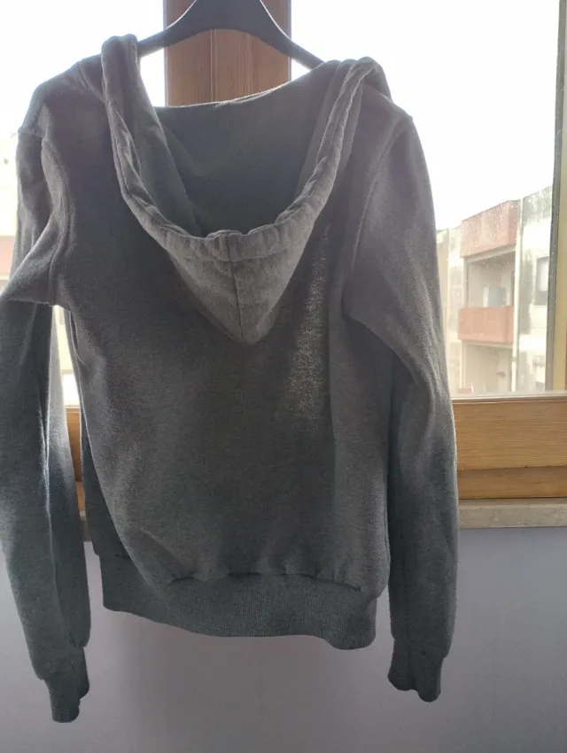 Felpa con cappuccio grigia e rossa