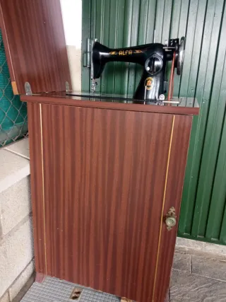 Máquina de coser Alfa antigua