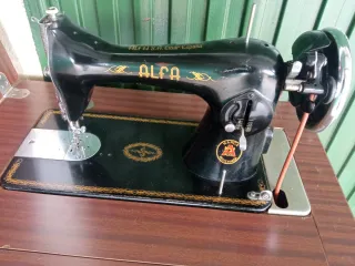 Máquina de coser Alfa antigua