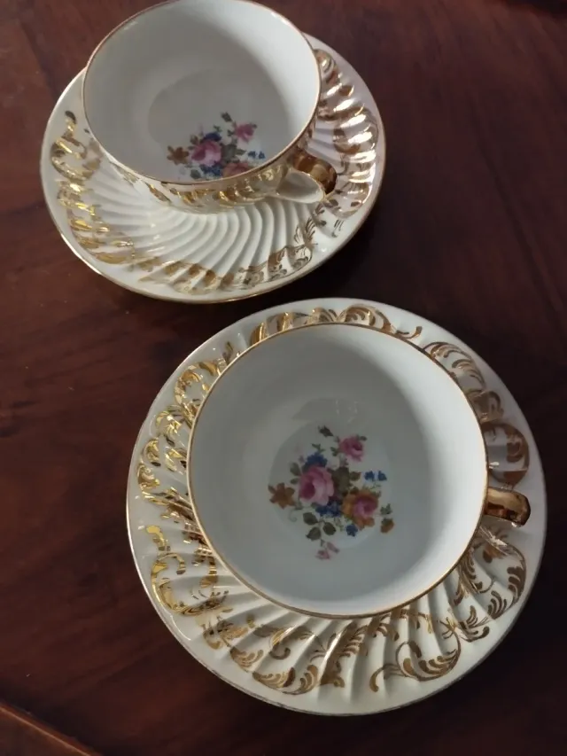 Juego Tazas Porcelana Blanca y Oro