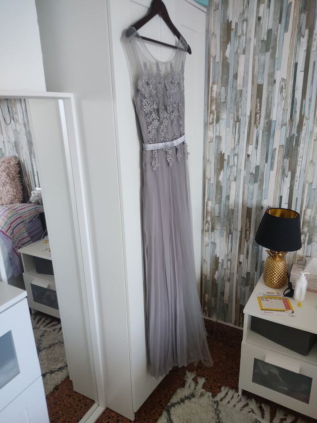 Vestido de fiesta gris con encaje