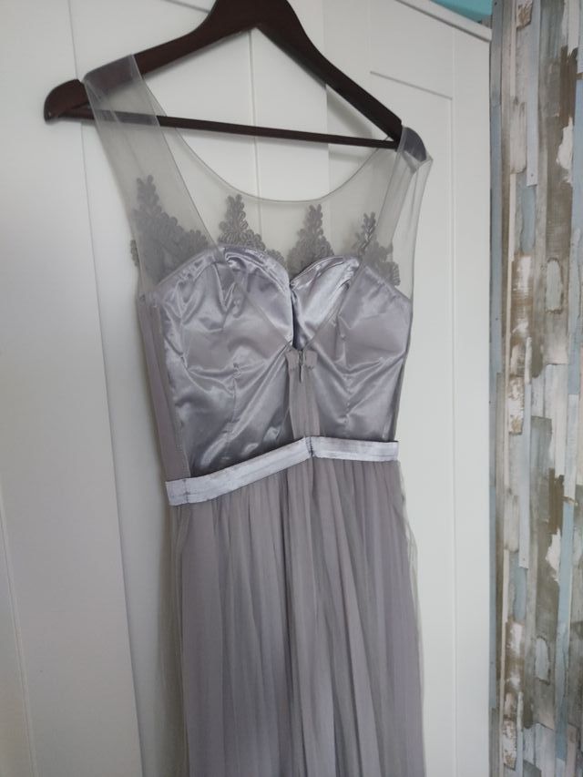Vestido de fiesta gris con encaje