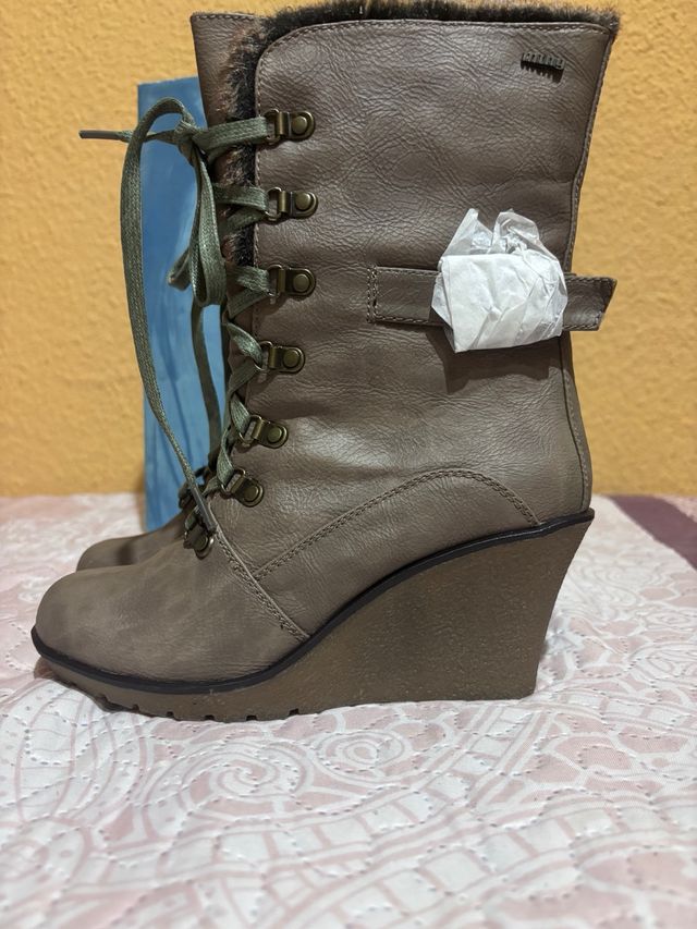 Botas de cuña Mustang marrones.