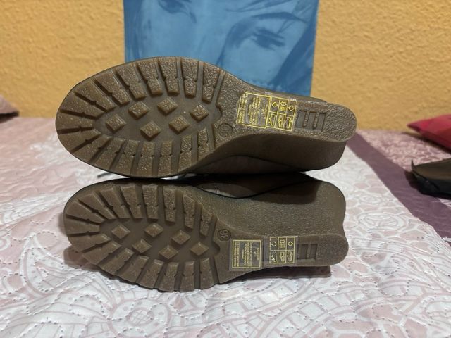 Botas de cuña Mustang marrones.