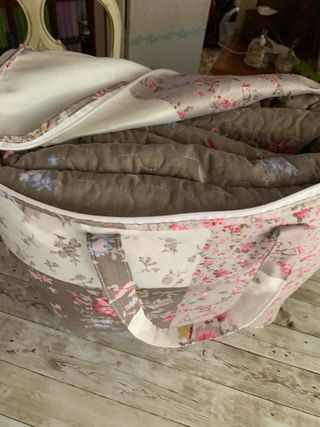 Colcha de tela con estampado floral