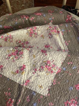 Colcha de tela con estampado floral